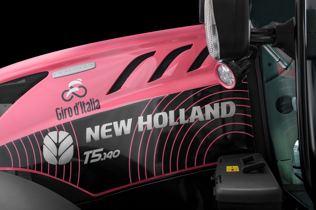 Un Tractor New Holland se enfunda el maillot de líder en el Giro de Italia 