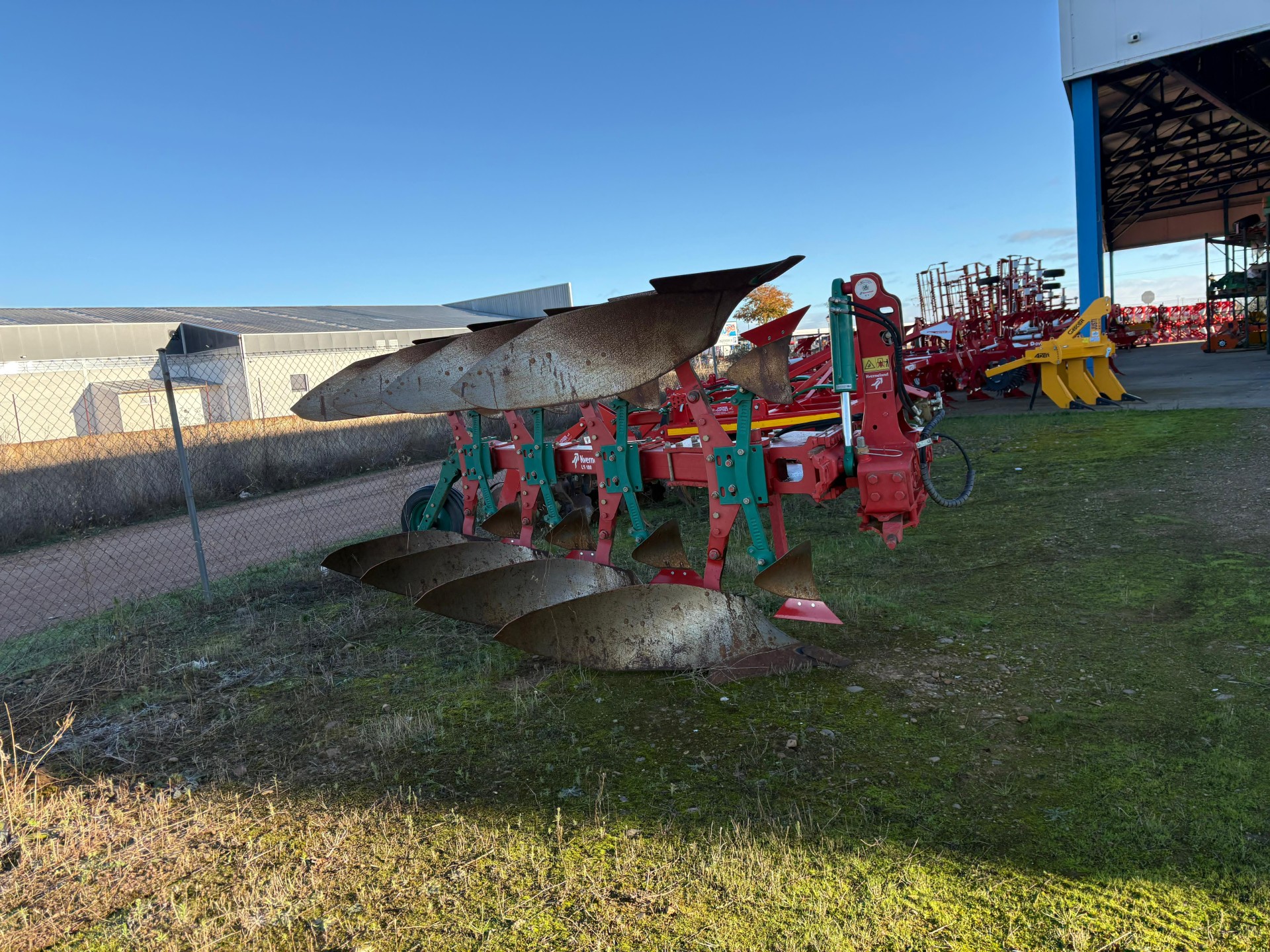 Arado 4 cuerpos con raseras de maíz y apertura hidráulica