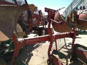 Drawn Ploughs Kverneland keberland de 3 cuerpos Kverneland