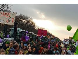 Cientos de tractores desfilan por Berlín para reclamar una mayor agricultura ecológica y otra PAC