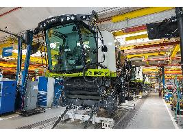 CLAAS reinicia la producción en serie de su tecnología de cosecha y tractores