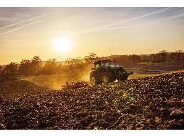 John Deere presenta modelos actualizados de tractores 8R, 8RT y 8RX para el rango de 280–410 hp