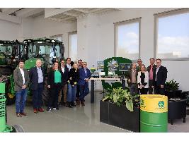 Lamusa y Servicios acoge a una delegación internacional de John Deere para conocer las necesidades de los agricultores españoles