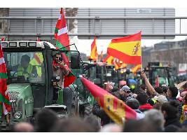 Los agricultores ponen el foco en algunos puertos este jueves, tras la tractorada de ayer