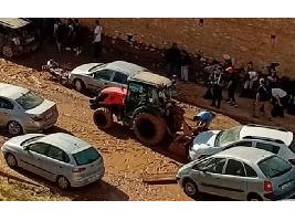 Los agricultores vuelven a dar un paso al frente y sacan sus tractores para colaborar en las tareas de ayuda por la DANA