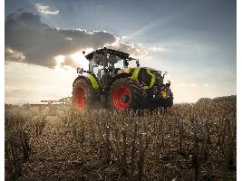 Los nuevos modelos de tractor refuerzan la gama compacta de seis cilindros de CLAAS