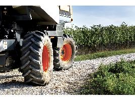 Neumáticos BKT para tractores utilitarios: rendimiento fiable para explotaciones agrícolas que buscan simplicidad, versatilidad y productividad