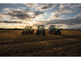 Nuevos tractores de gran potencia de la gama media de seis cilindros de CLAAS 