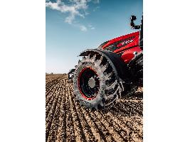 Trelleborg celebra el 70 aniversario de Valtra con YourTire