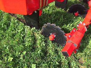 Subsolador GRASS-TILLER con rueda cortadora