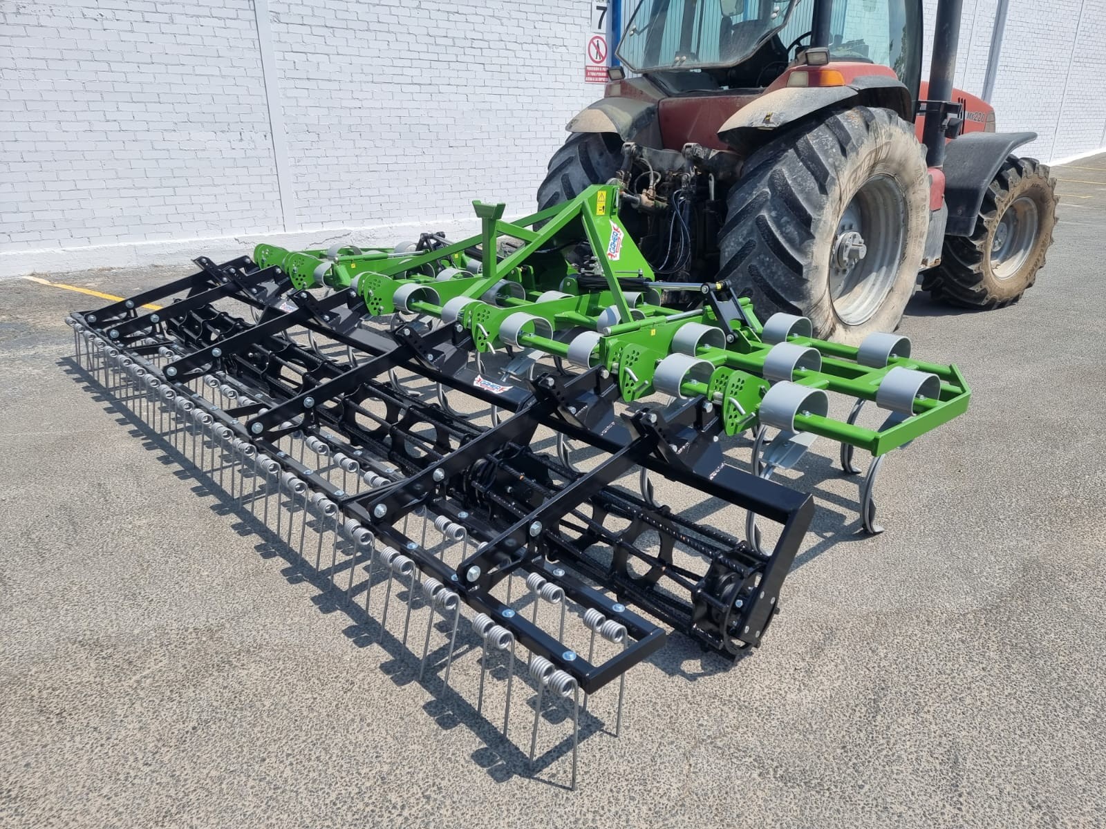 Vibrocultivador plegado hidráulico horizontal de 2 o 3 filas de 3,6 a 5,5m