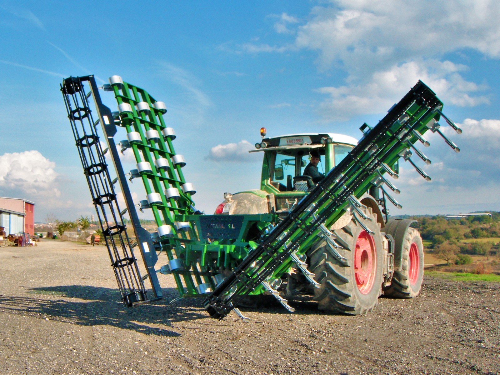 Vibrocultivador plegado vertical de 5m a 8m
