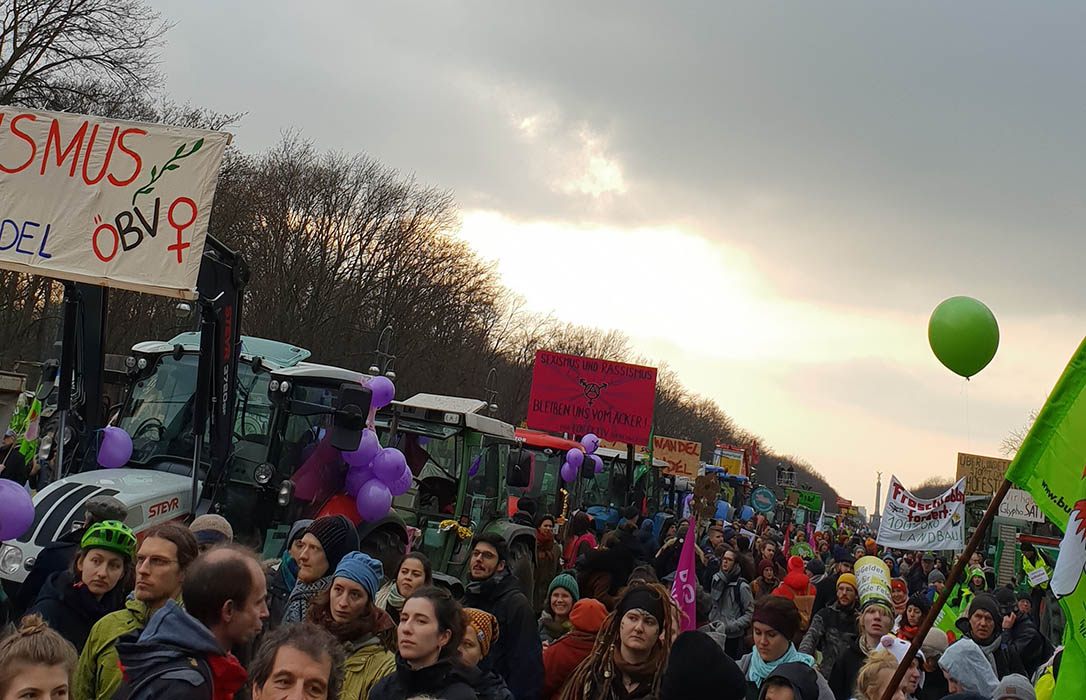 Cientos de tractores desfilan por Berlín para reclamar una mayor agricultura ecológica y otra PAC
