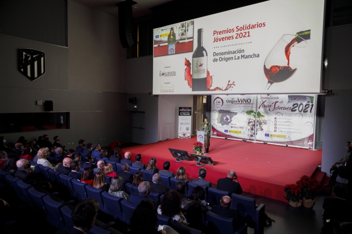 DO La Mancha entrega sus Premios Jóvenes Solidarios 2021 en el Wanda Metropolitano