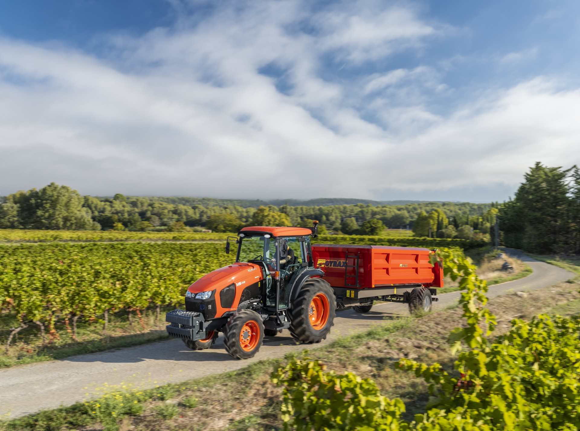 Kubota presenta la nueva serie de tractores M5002 Narrow, más potente, confortable y segura
