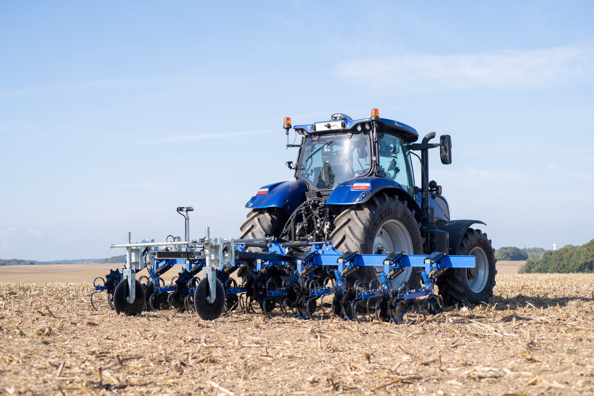 New Holland presenta el tractor T8 sin conductor equipado con el sistema Raven Autonomy™ en la feria SIMA de París. 