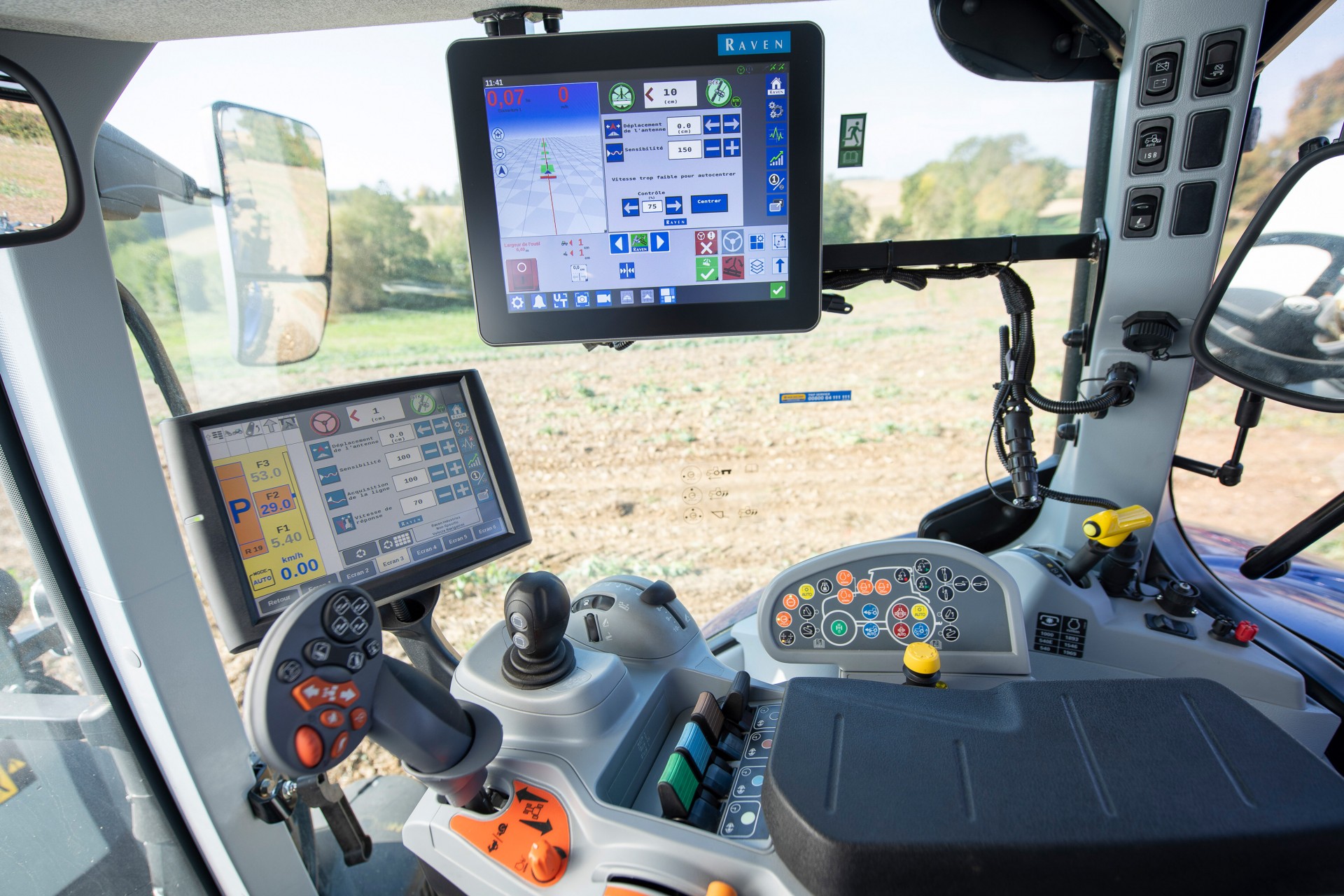 New Holland presenta el tractor T8 sin conductor equipado con el sistema Raven Autonomy™ en la feria SIMA de París. 