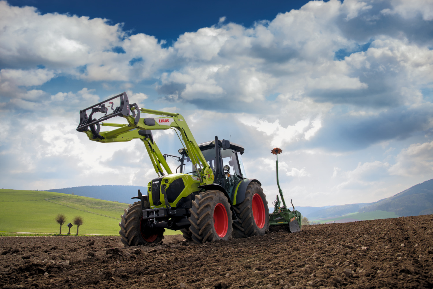 Tres nuevas series de tractores compactos: CLAAS presenta los nuevos ELIOS 200, ELIOS 300 y AXOS 200